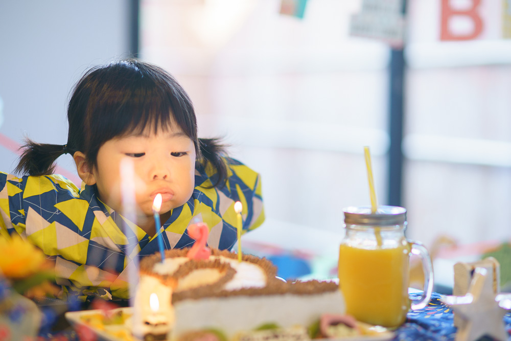 3歳の誕生日を祝われる男の子