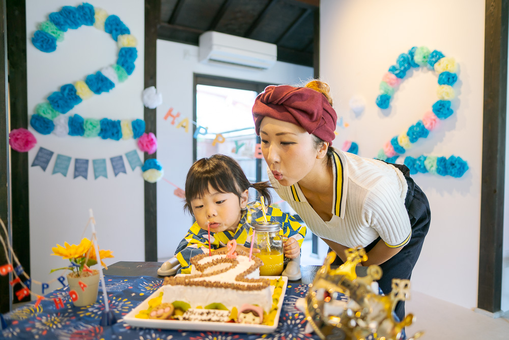 2歳の誕生日を祝う男の子