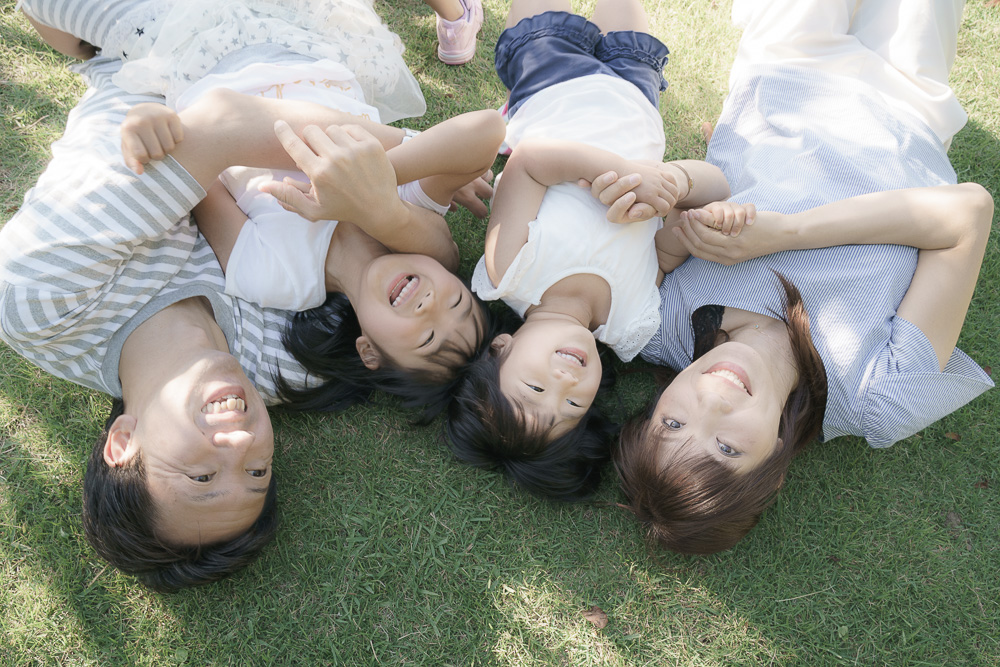 野々市中央公園の芝生で寝転ぶ親子