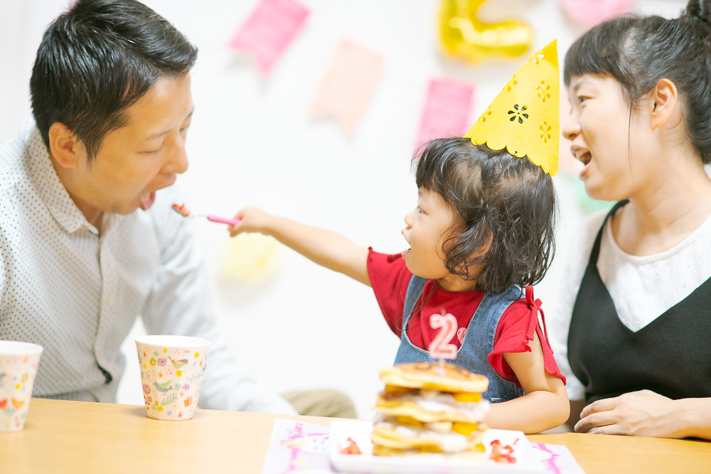 2歳の誕生日を祝われる女の子