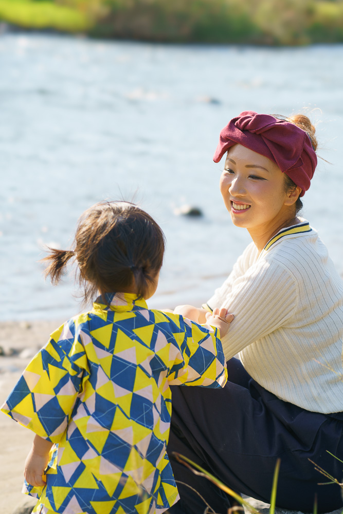 浅野川で見つめ合う親子