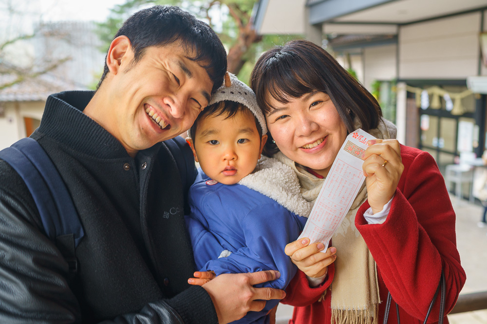 尾山神社で七五三を祝う親子