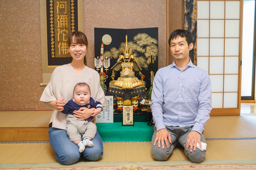 端午の節句を祝う親子