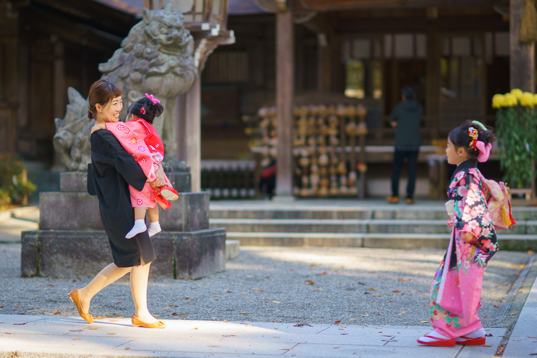 白山比咩神社で七五三参りをする従兄弟と叔母