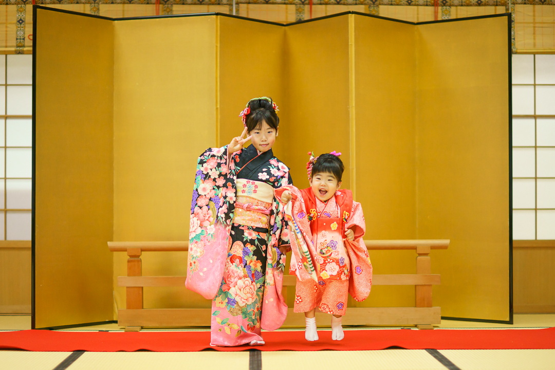 白山比咩神社で七五三詣りをする従兄弟同士