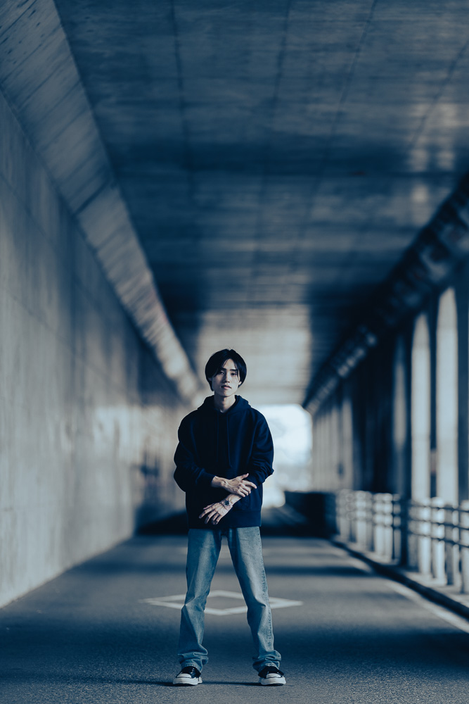 道路で撮ったメンズポートレート