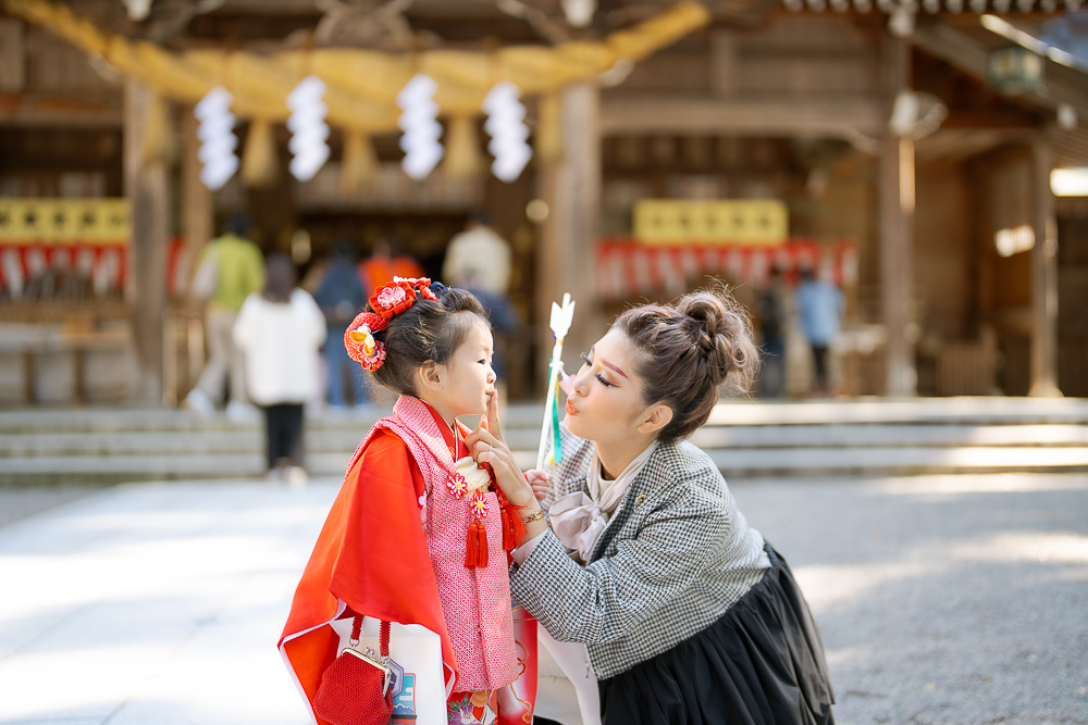 リップを塗る親子の七五三写真