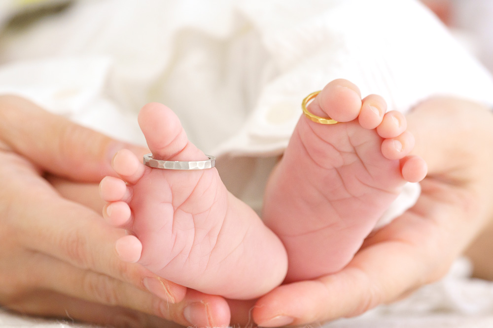 新生児の足とマリッジリング