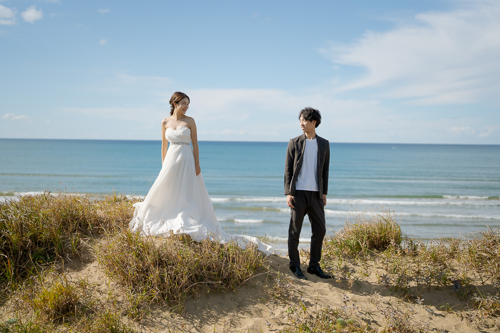 浜辺の新郎新婦