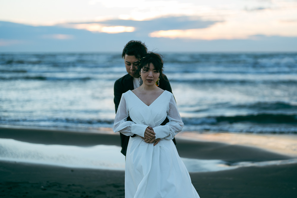 夕暮れの新郎新婦