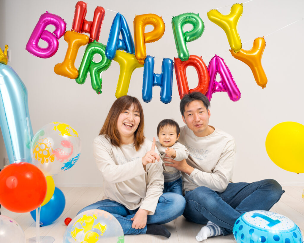 誕生日のお祝いをする親子