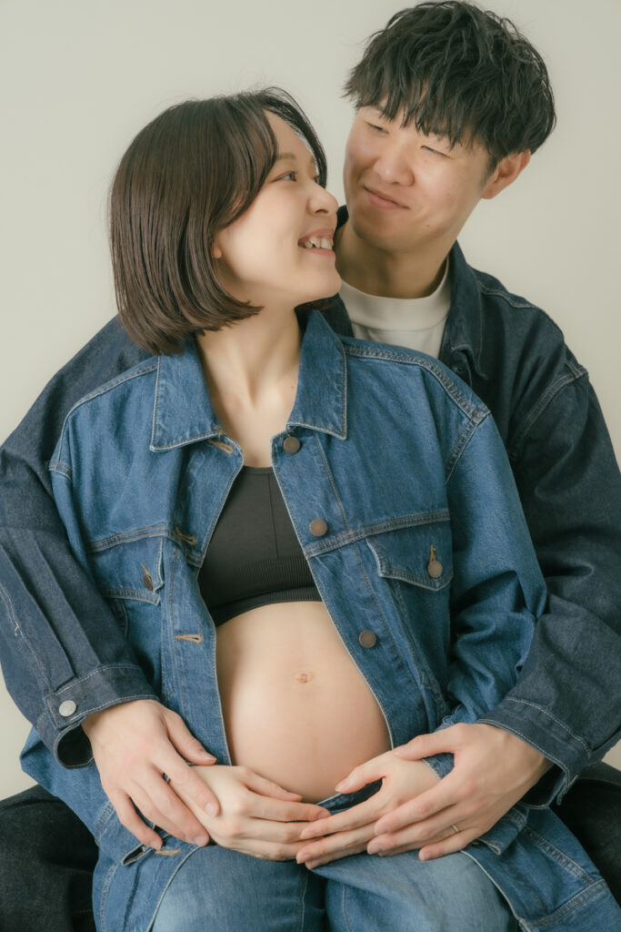 微笑み見つめる妊婦と夫