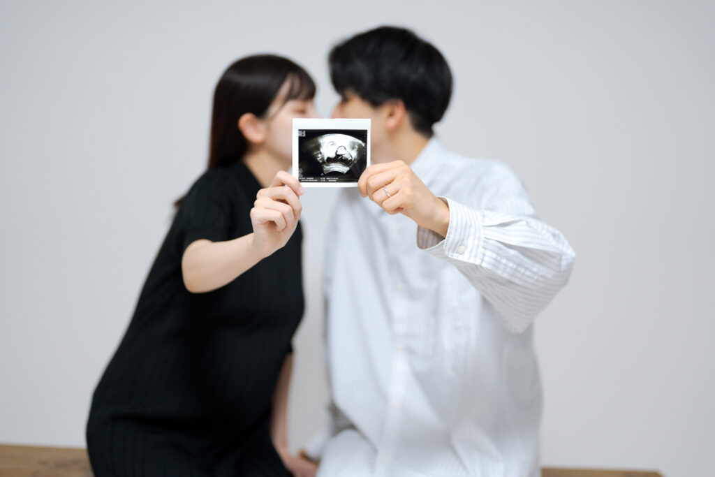 エコー写真を見せる夫婦