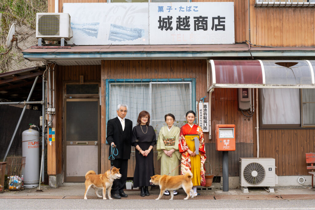 卒業袴の女性の家族写真