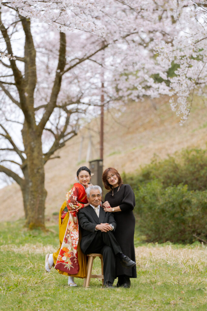 卒業袴の女性の家族写真