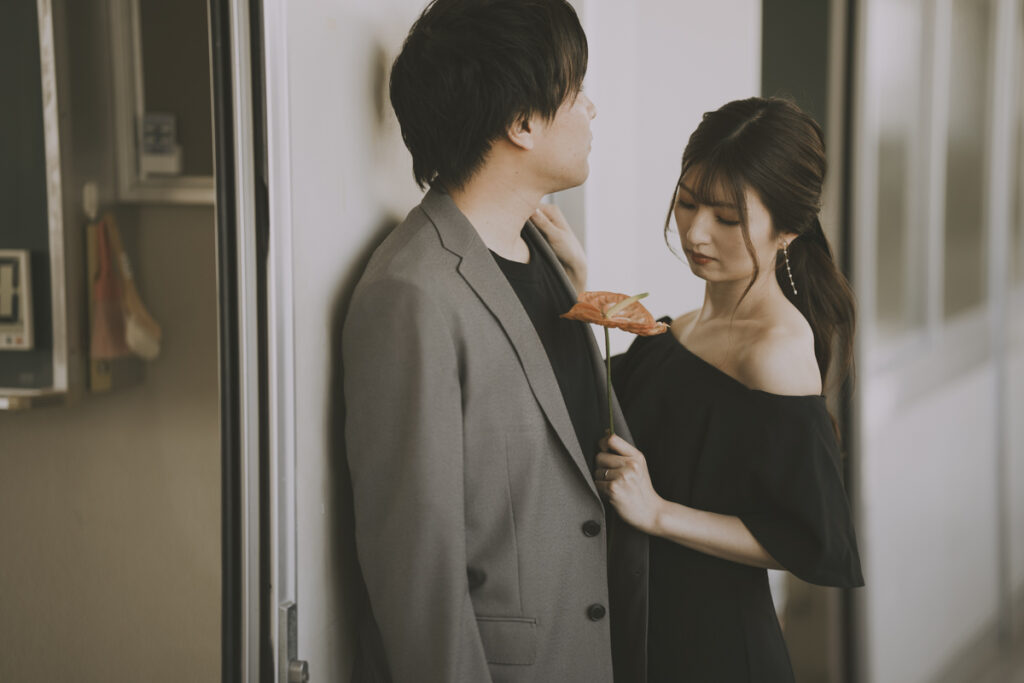 高校の廊下の新郎新婦