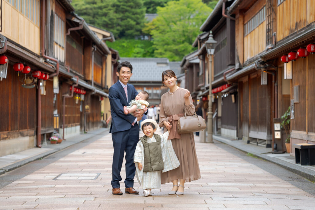 東茶屋街で七五三の記念撮影をする親子