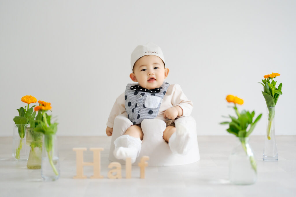 金沢市のフォトスタジオ&写真館GoPhotoスタジオのイメージ画像、お花に囲まれた1歳男の子の写真