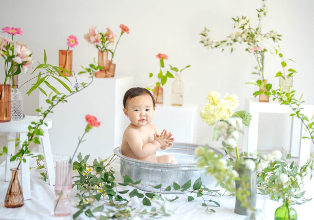 花に囲まれた赤ちゃんのバスタイム写真・純真で癒しの瞬間