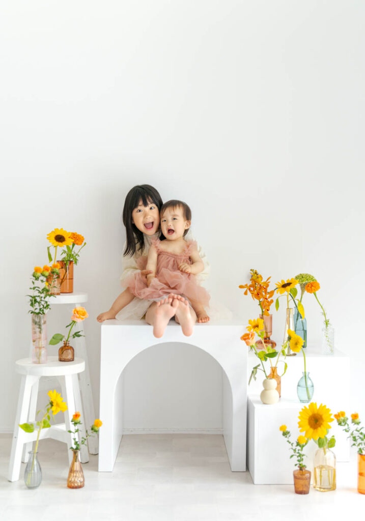 花と笑顔に包まれた姉妹の幸せな瞬間