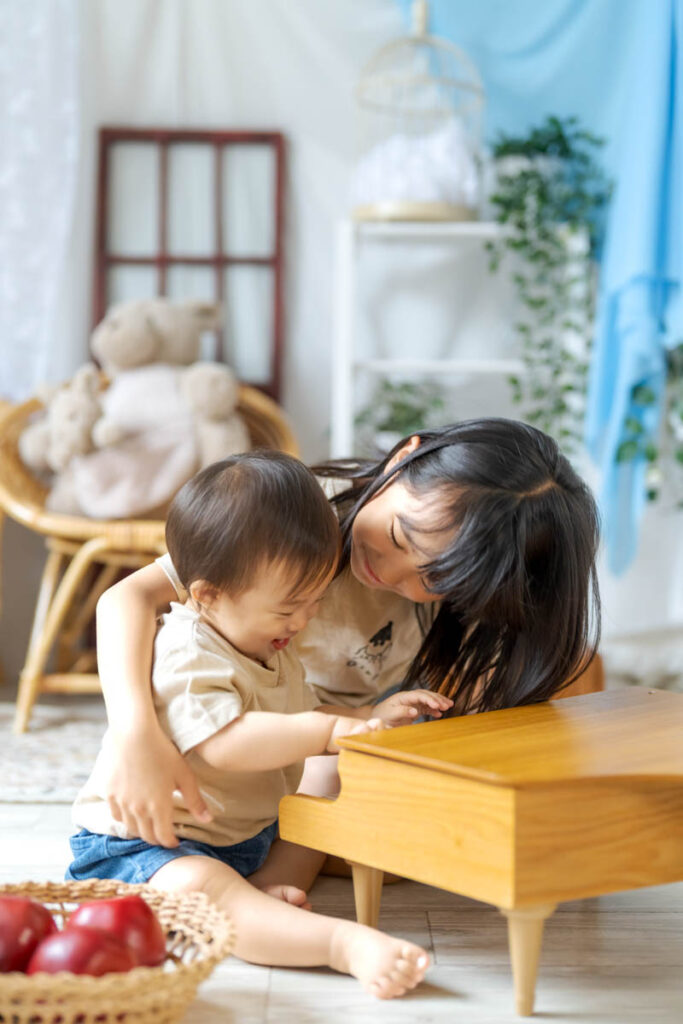 木のピアノで遊ぶ親子の幸せな笑顔と温もりの時間