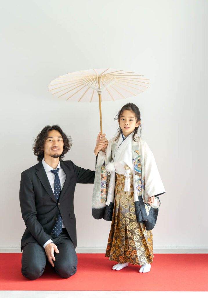 着物の娘とスーツの父が祝う家族の特別な日