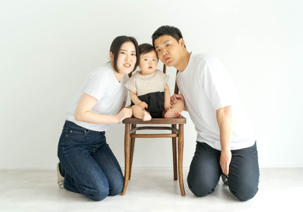 白い背景で微笑む家族の幸せな瞬間