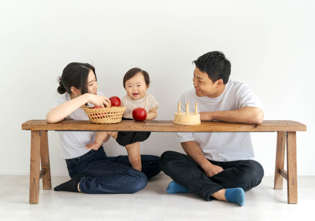 木のテーブルで笑顔を交わす家族の幸せなひととき