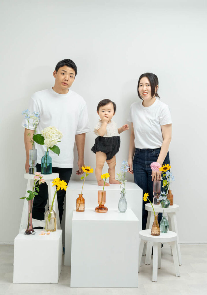 花々に囲まれた笑顔の家族ポートレート