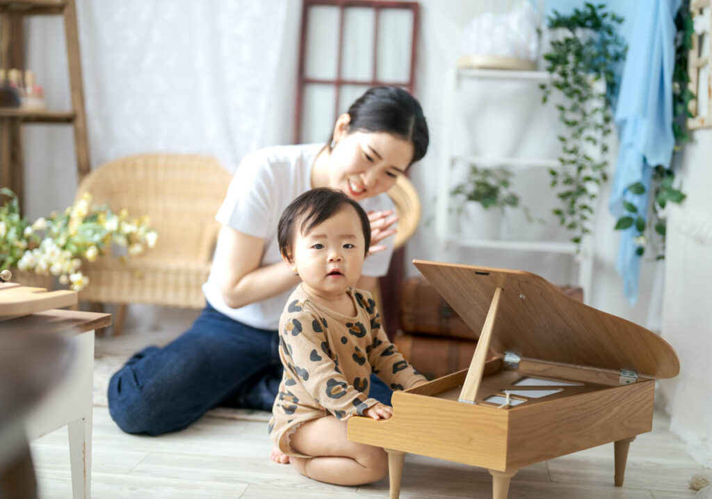 母と子の優しい時間 小さなピアノで笑顔あふれる室内シーン