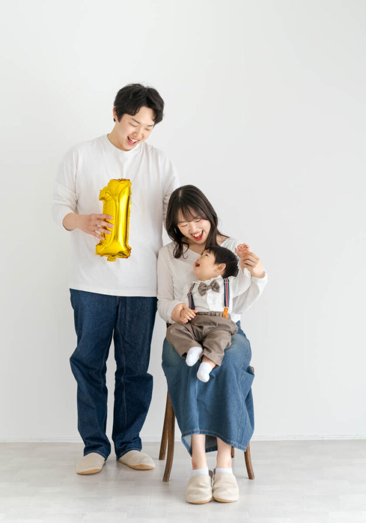 笑顔あふれる家族の1歳誕生日お祝いシーン