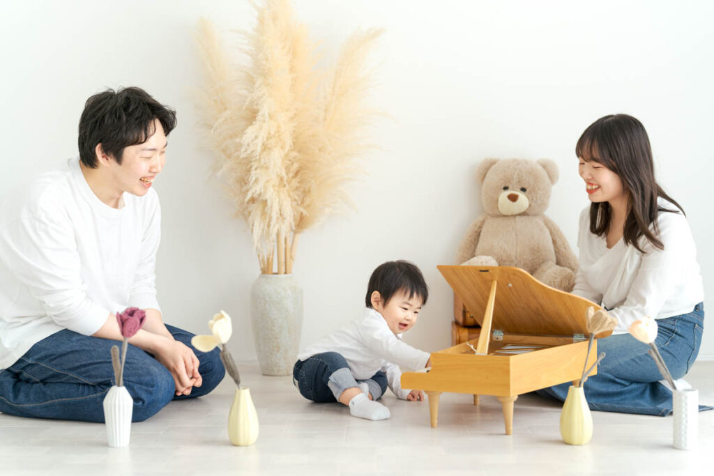 明るい部屋で木製ピアノを囲む笑顔の家族