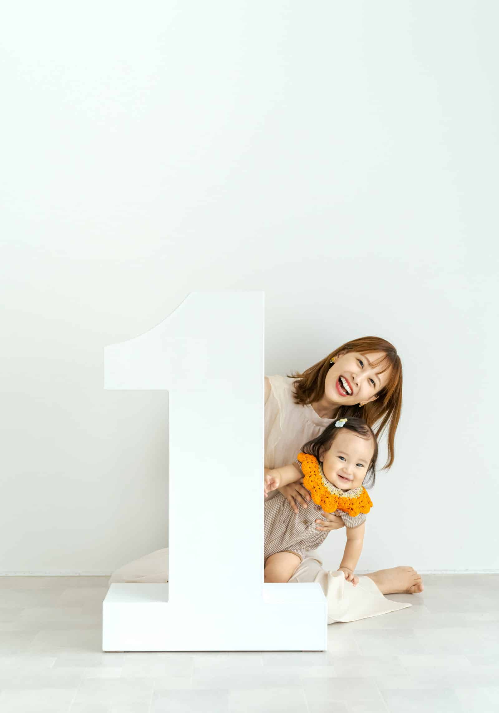 母と赤ちゃんの幸せあふれる1歳誕生日写真