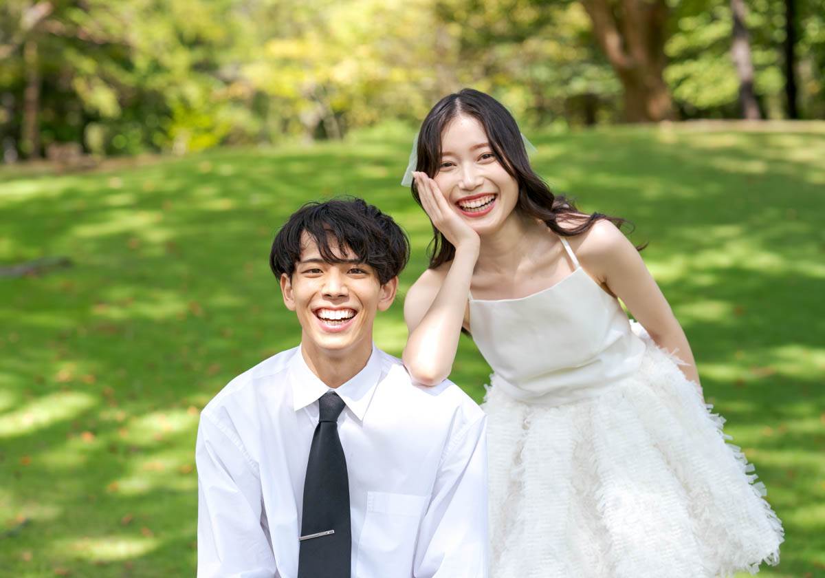 春の公園で微笑む若い男女の爽やかなワンシーン