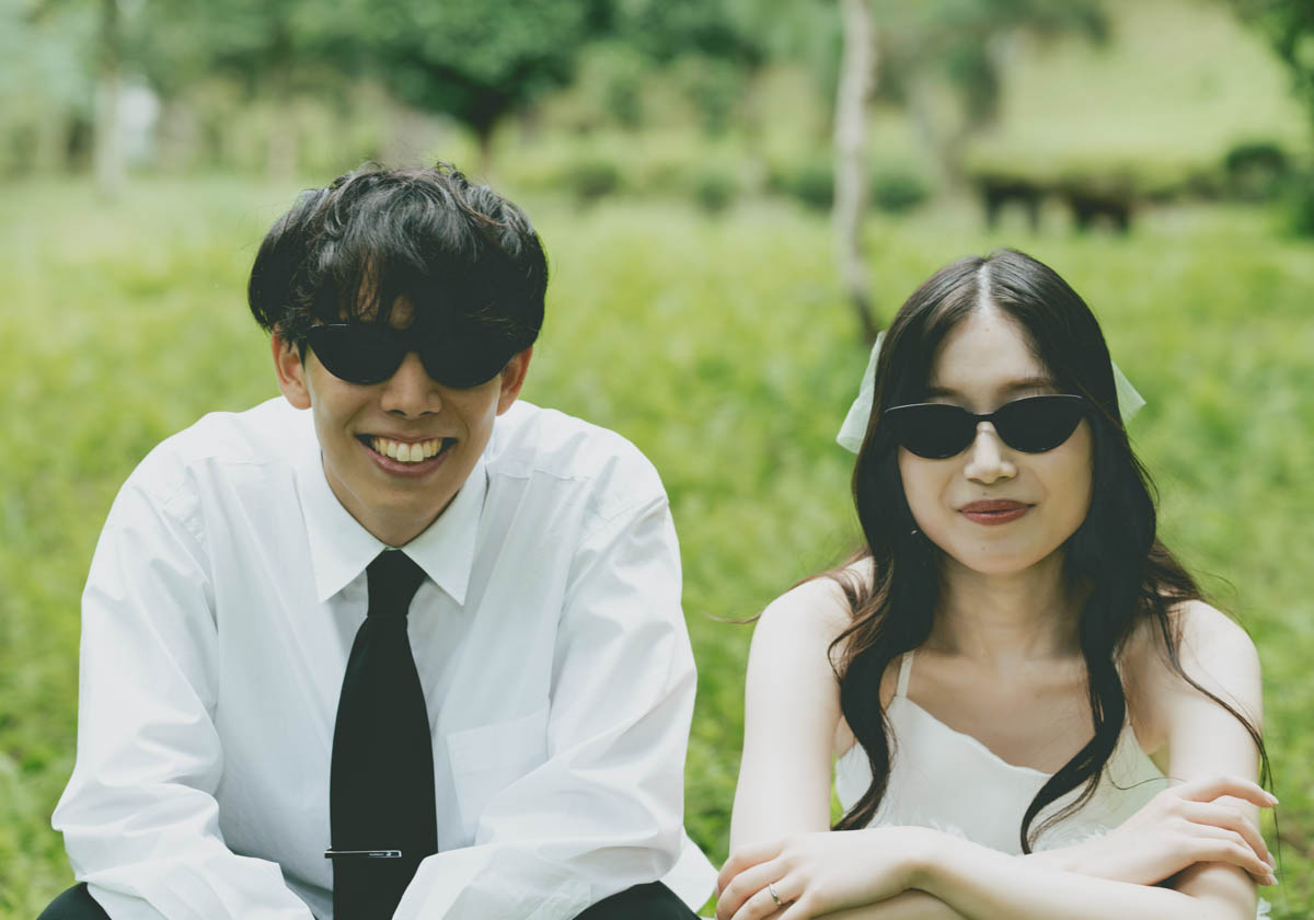 夏の緑に囲まれた笑顔のカップルの屋外ポートレート