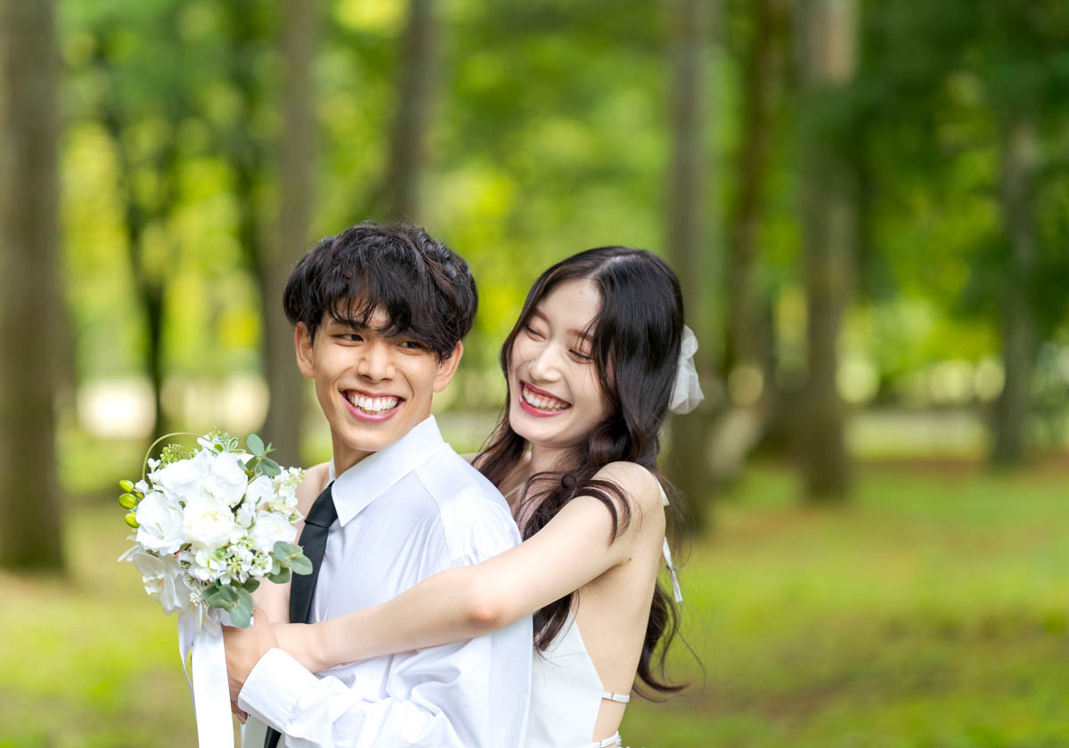 緑あふれる自然の中で微笑む幸せなカップル