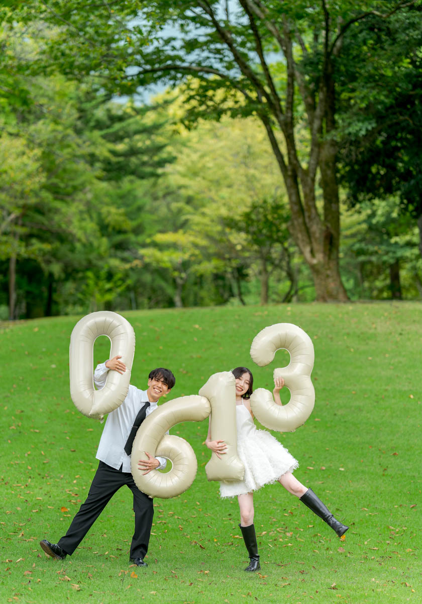 初夏の公園で笑顔のカップルと0613バルーン記念写真