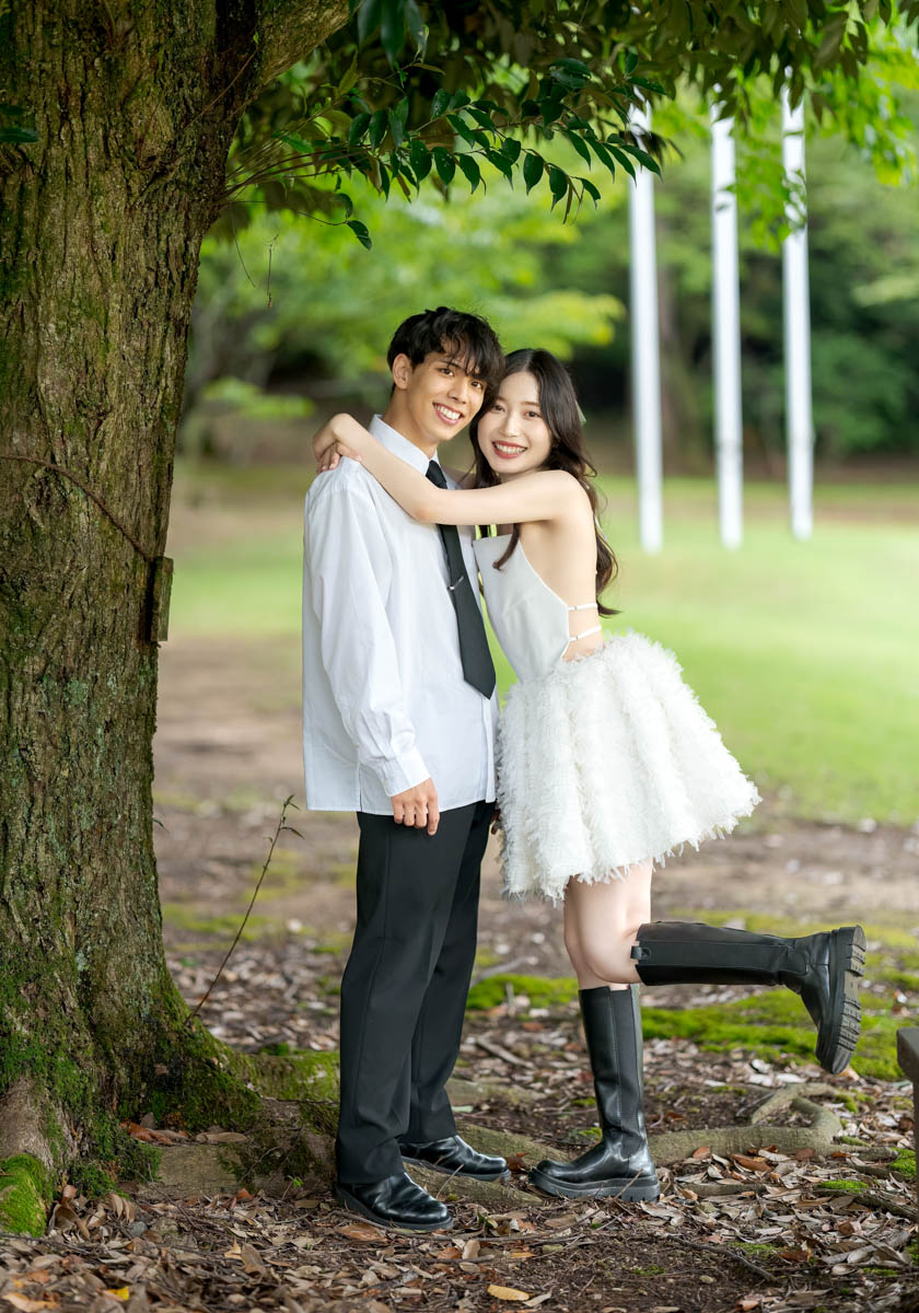 緑の公園で笑顔のカップルが寄り添う幸せな瞬間