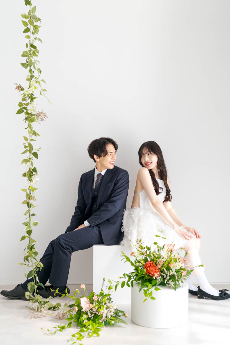 白い背景で微笑むロマンチックなカップルポートレート