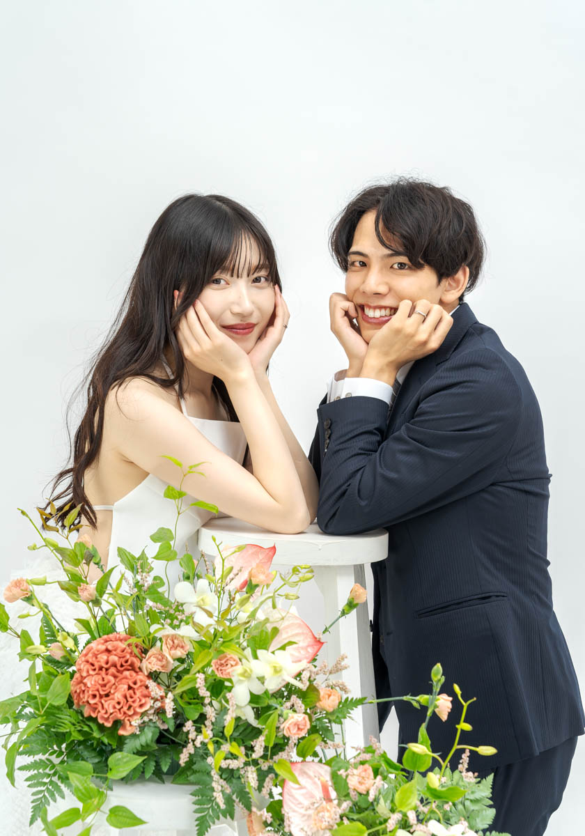 笑顔のカップルと花が映えるロマンチックなポートレート