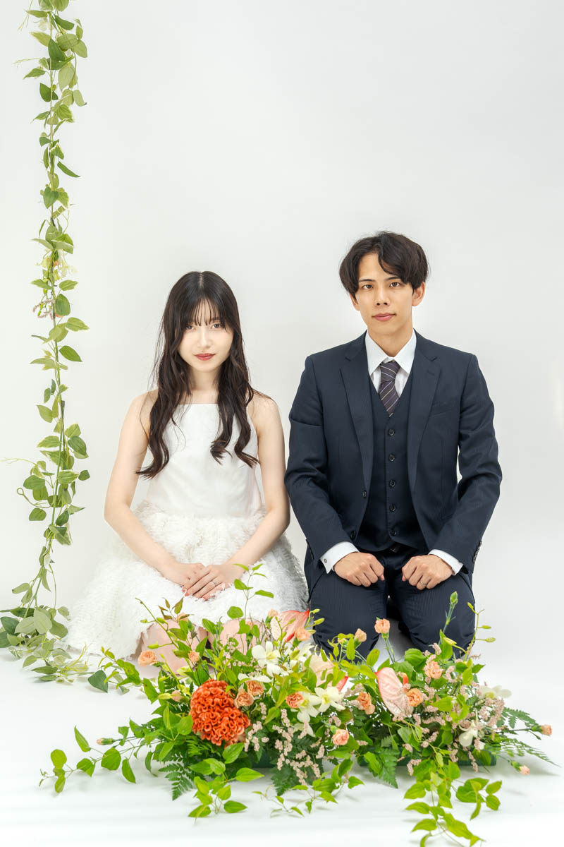 緑と花に囲まれた幸せなカップルのウェディングフォト