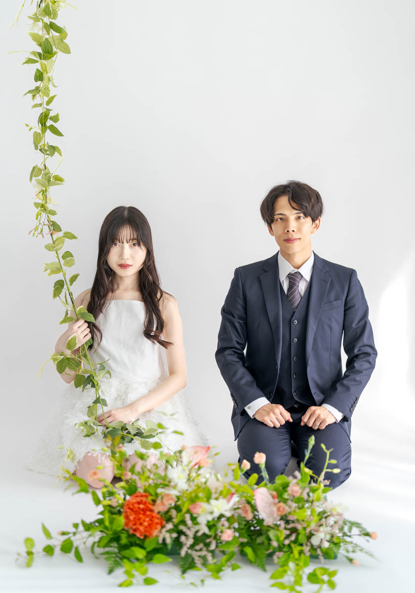 ナチュラルで優雅な花嫁と新郎のウェディングポートレート