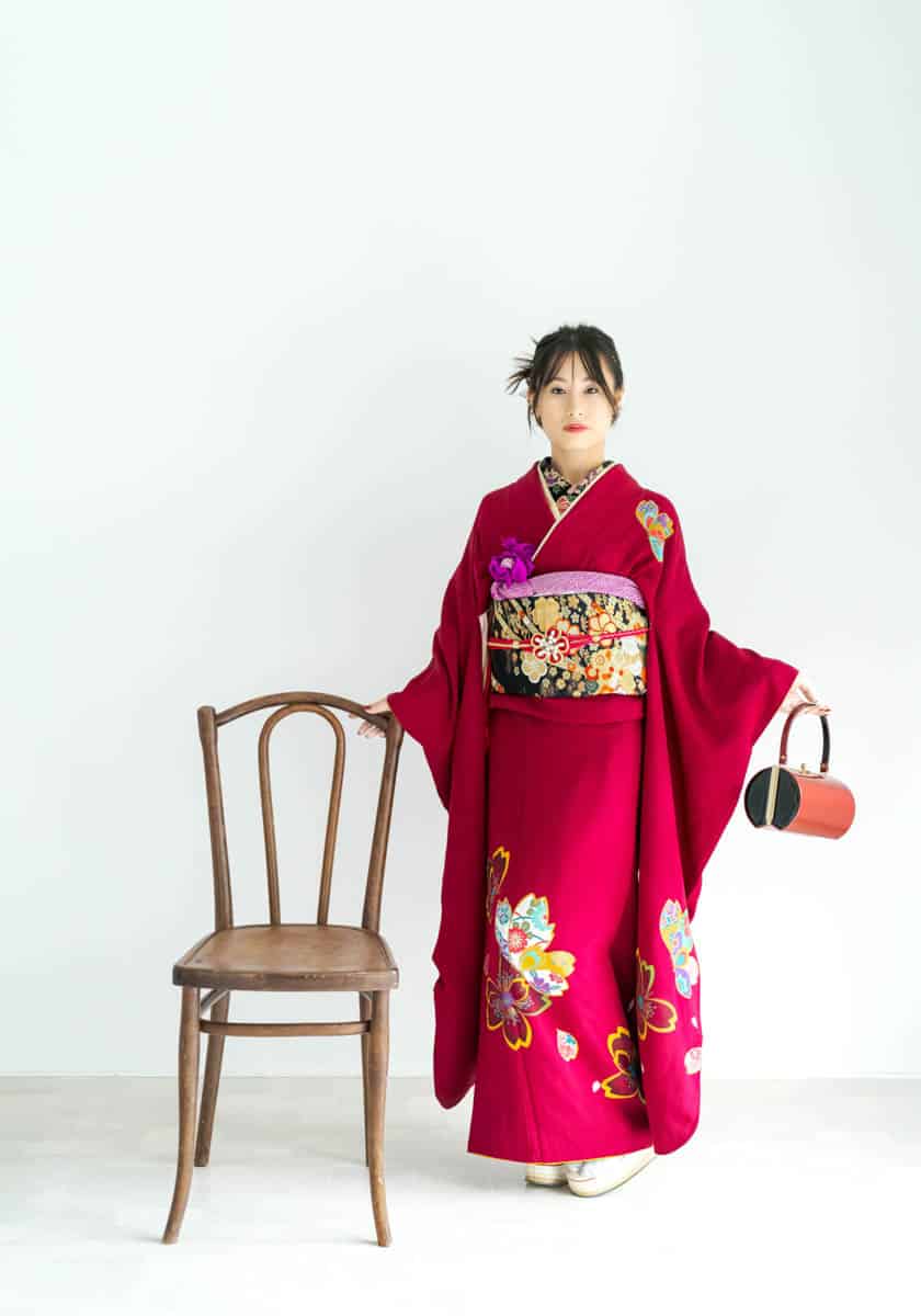 赤い着物を纏う女性の優雅な和装ポートレート