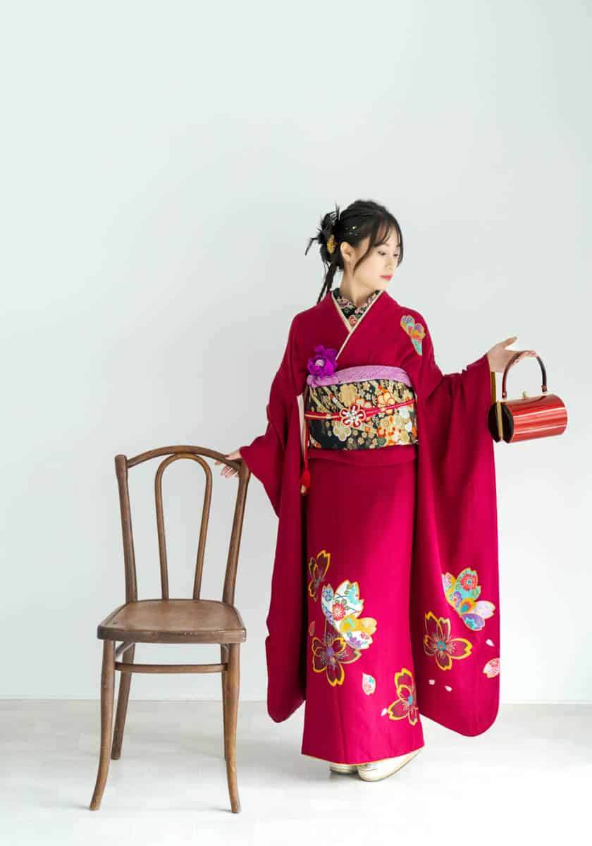 赤い着物を纏う女性の上品で美しい和装ポートレート