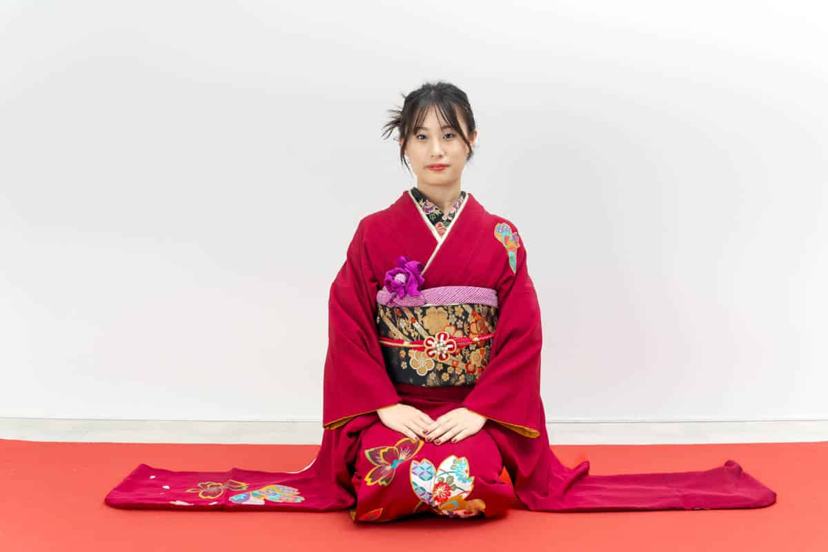 赤い着物を纏う上品な日本女性の伝統美ポートレート