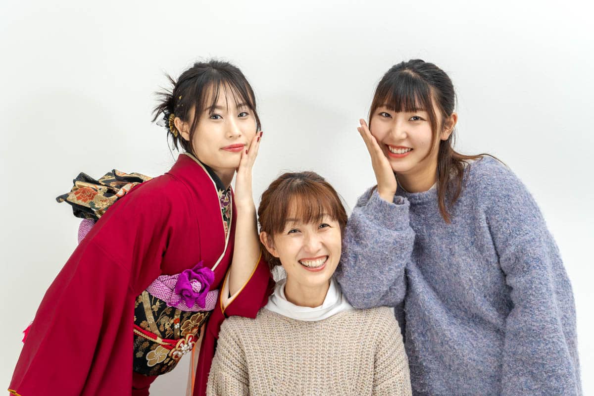 和洋スタイルで笑顔を交わす仲良し三人の女性