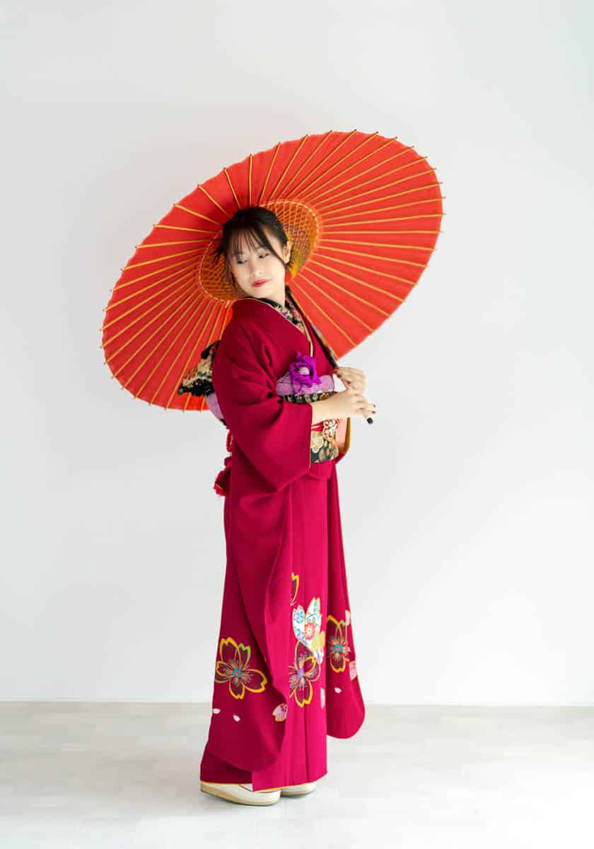 赤い着物と和傘を持つ華やかな女性の美しい和風ポートレート