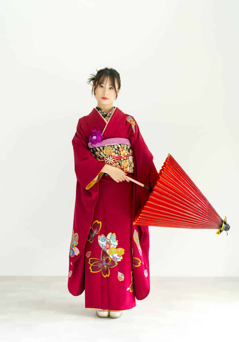 赤い着物と和傘を持つ女性の優雅な日本伝統スタイル