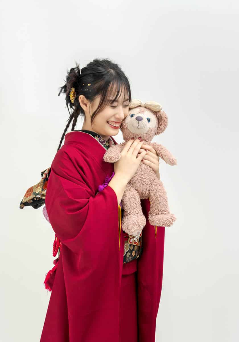 赤い着物を着た女性がテディベアを抱いて微笑む可愛い和風ポートレート