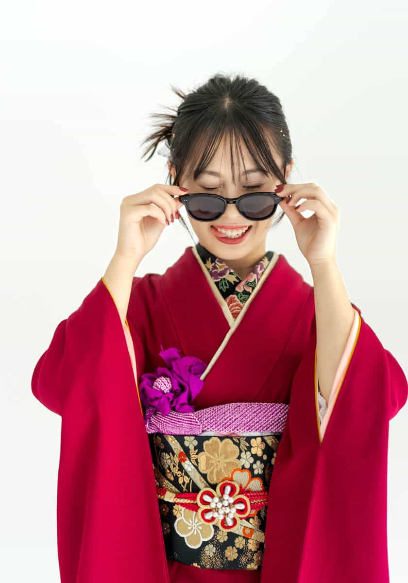 赤い着物とサングラスを合わせた笑顔の女性ポートレート